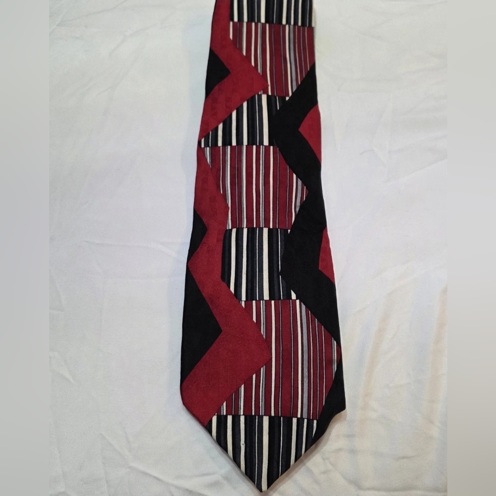 Red and Black Geometric Striped Tie‎